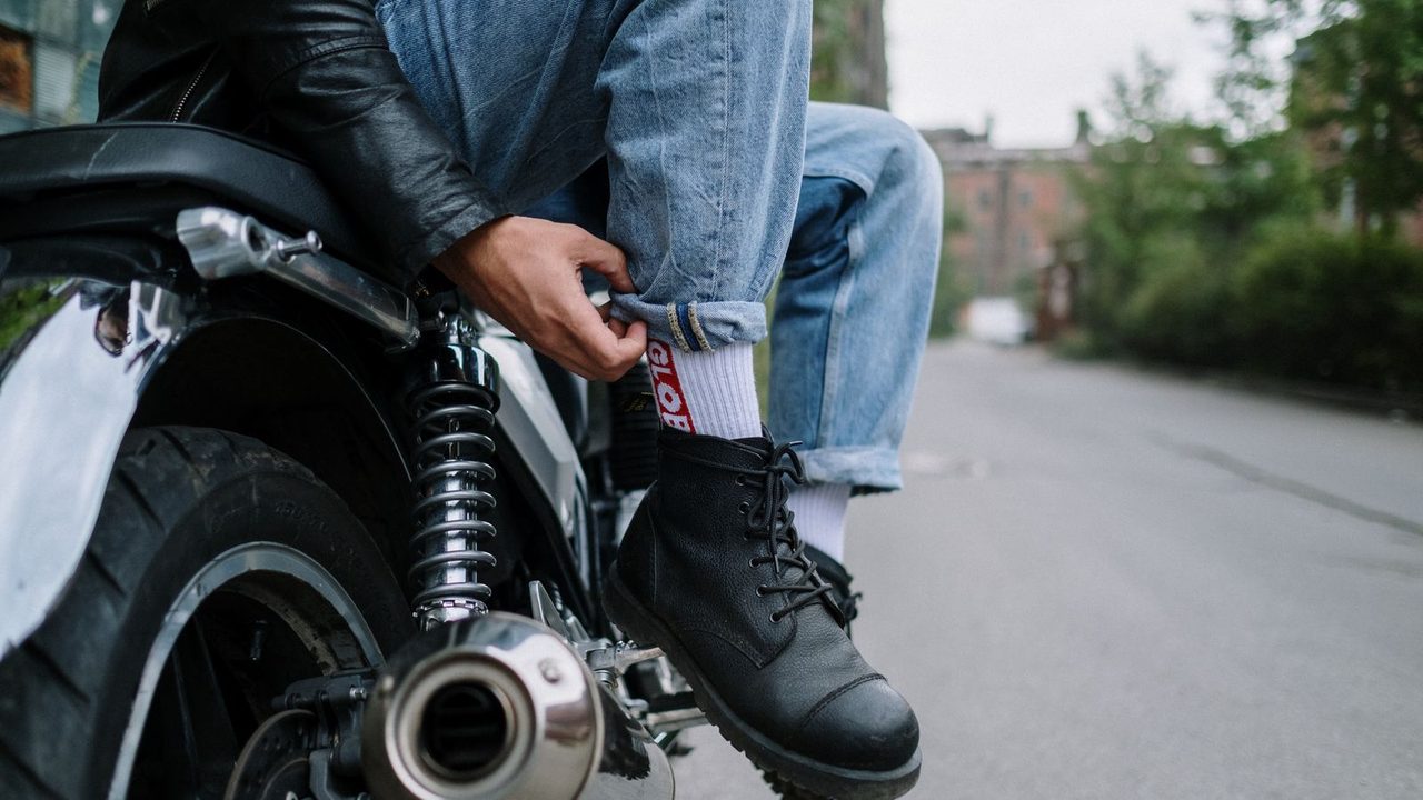 Botas de moto sobre el reposapiés de una moto