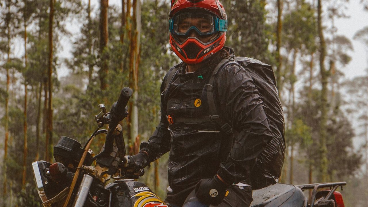 Cámara de acción montada en la mentonera de un casco de moto