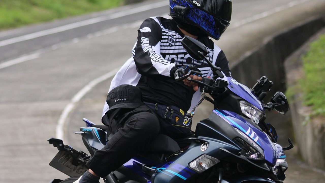 Navegador GPS montado en el manillar de una moto en carretera de montaña