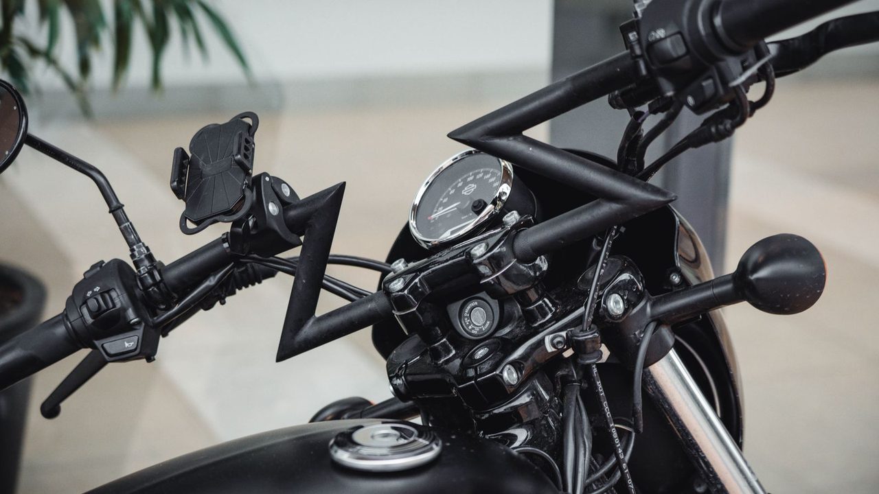 Móvil sujeto en un soporte de manillar de moto con un mapa en pantalla